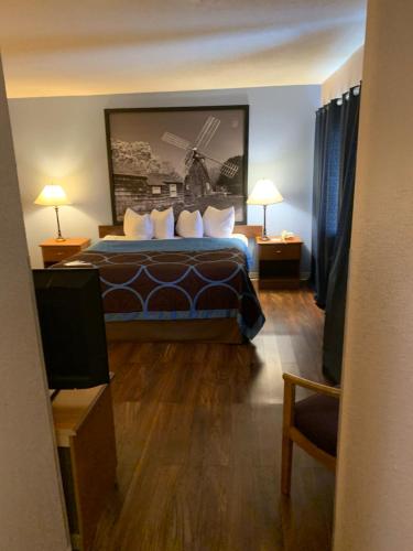 Habitación Estándar con cama extragrande - No fumadores del hotel Super 8 by Wyndham Kingston. Foto 1