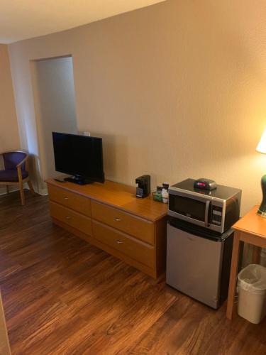 Suite con cama extragrande - No fumadores del hotel Super 8 by Wyndham Kingston. Foto 1