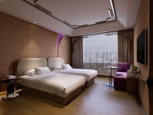 Privilege Twin Room with City View del hotel Mercure Surabaya Grand Mirama. Foto 2
