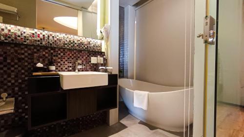 Suite Deluxe con cama extragrande del hotel Mercure Surabaya Grand Mirama. Foto 4