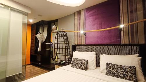 Suite Deluxe con cama extragrande del hotel Mercure Surabaya Grand Mirama. Foto 5