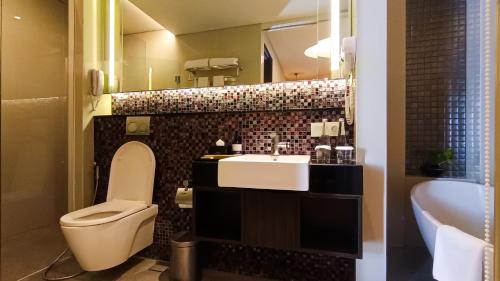 Suite Deluxe con cama extragrande del hotel Mercure Surabaya Grand Mirama. Foto 6
