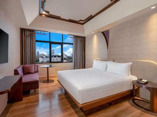 Habitación Privilege con cama extragrande y vistas a la ciudad del hotel Mercure Surabaya Grand Mirama. Foto 2