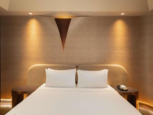 Habitación Privilege con cama extragrande y vistas a la ciudad del hotel Mercure Surabaya Grand Mirama. Foto 3