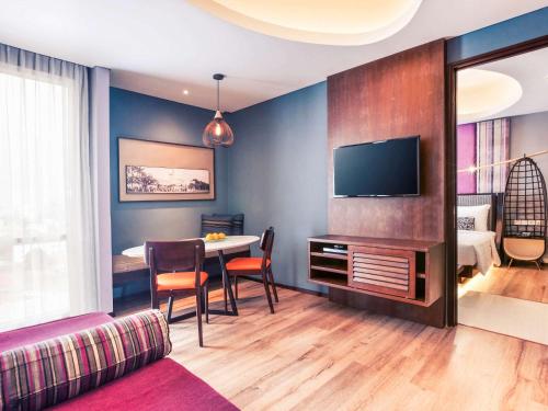 Suite Estudio Familiar con cama extragrande del hotel Mercure Surabaya Grand Mirama. Foto 1