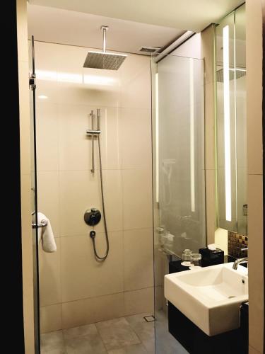 Habitación Clásica con cama extragrande del hotel Mercure Surabaya Grand Mirama. Foto 2