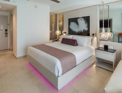 Habitación de lujo del hotel Royalton Chic Punta Cana, An Autograph Collection All-inclusive Resort and Casino – Adults Only