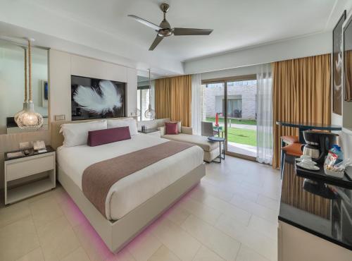 Habitación de lujo del hotel Royalton Chic Punta Cana, An Autograph Collection All-inclusive Resort and Casino – Adults Only. Foto 2