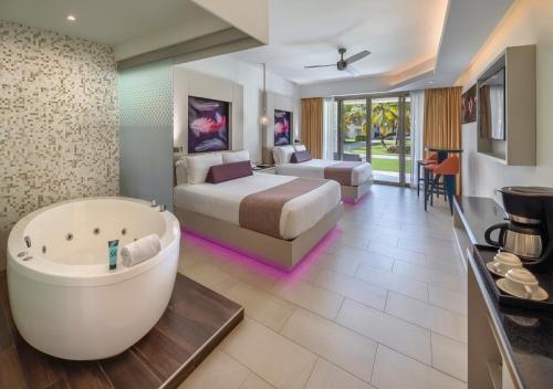 Suite Junior de lujo del hotel Royalton Chic Punta Cana, An Autograph Collection All-inclusive Resort and Casino – Adults Only. Foto 1