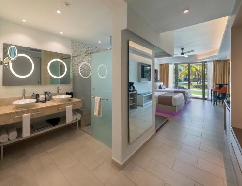 Suite Junior de lujo del hotel Royalton Chic Punta Cana, An Autograph Collection All-inclusive Resort and Casino – Adults Only. Foto 3