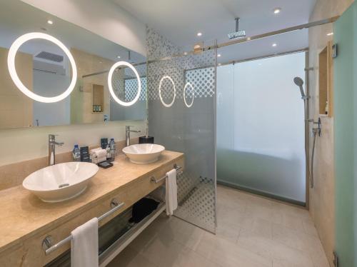 Suite Junior de lujo del hotel Royalton Chic Punta Cana, An Autograph Collection All-inclusive Resort and Casino – Adults Only. Foto 4