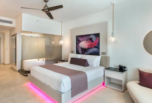 Suite Junior Diamond Club de lujo Swim Out del hotel Royalton Chic Punta Cana, An Autograph Collection All-inclusive Resort and Casino – Adults Only