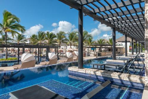 Suite Junior Diamond Club de lujo Swim Out del hotel Royalton Chic Punta Cana, An Autograph Collection All-inclusive Resort and Casino – Adults Only. Foto 1