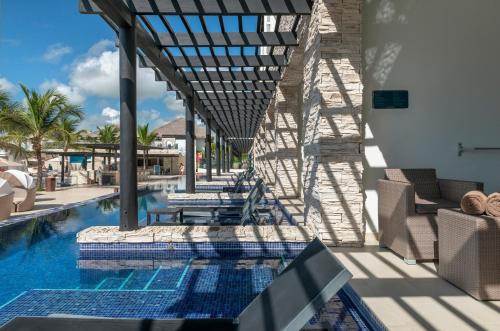 Suite Junior Diamond Club de lujo Swim Out del hotel Royalton Chic Punta Cana, An Autograph Collection All-inclusive Resort and Casino – Adults Only. Foto 2