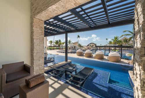 Suite Junior Diamond Club de lujo Swim Out del hotel Royalton Chic Punta Cana, An Autograph Collection All-inclusive Resort and Casino – Adults Only. Foto 4
