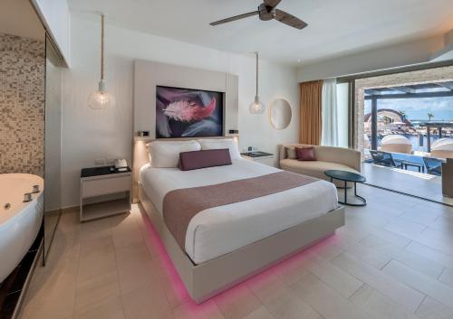 Suite Junior Diamond Club de lujo Swim Out del hotel Royalton Chic Punta Cana, An Autograph Collection All-inclusive Resort and Casino – Adults Only. Foto 6