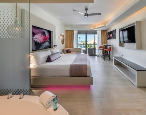 Suite Junior Diamond Club de lujo con vistas al mar del hotel Royalton Chic Punta Cana, An Autograph Collection All-inclusive Resort and Casino – Adults Only