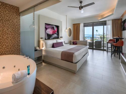 Suite Junior Diamond Club de lujo con vistas al mar del hotel Royalton Chic Punta Cana, An Autograph Collection All-inclusive Resort and Casino – Adults Only. Foto 1