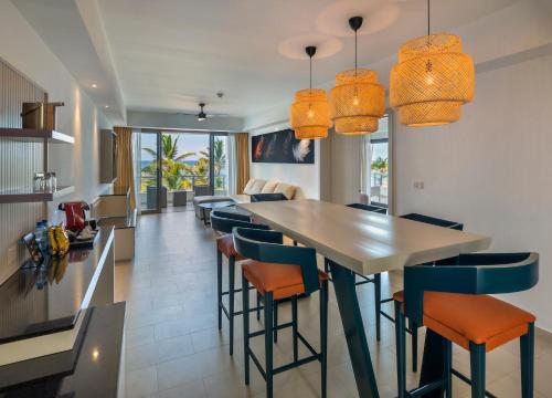 Suite Presidencial Swim Out Diamond Club de lujo con 1 dormitorio - Frente al mar del hotel Royalton Chic Punta Cana, An Autograph Collection All-inclusive Resort and Casino – Adults Only. Foto 1
