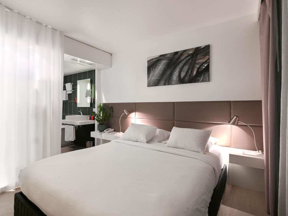 Suite superior, varias camas del hotel Novotel Suites Paris Issy Les Moulineaux