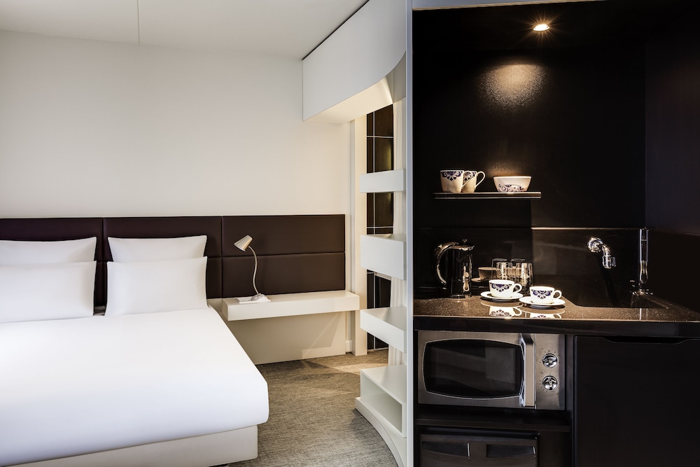 Suite superior, varias camas del hotel Novotel Suites Paris Issy Les Moulineaux. Foto 1