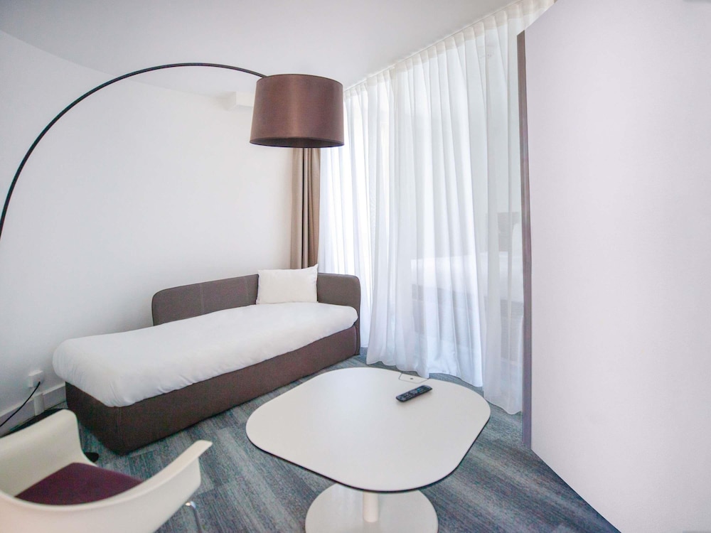 Suite superior, varias camas del hotel Novotel Suites Paris Issy Les Moulineaux. Foto 8