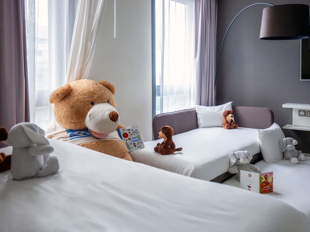 Suite familiar, varias camas del hotel Novotel Suites Paris Issy Les Moulineaux