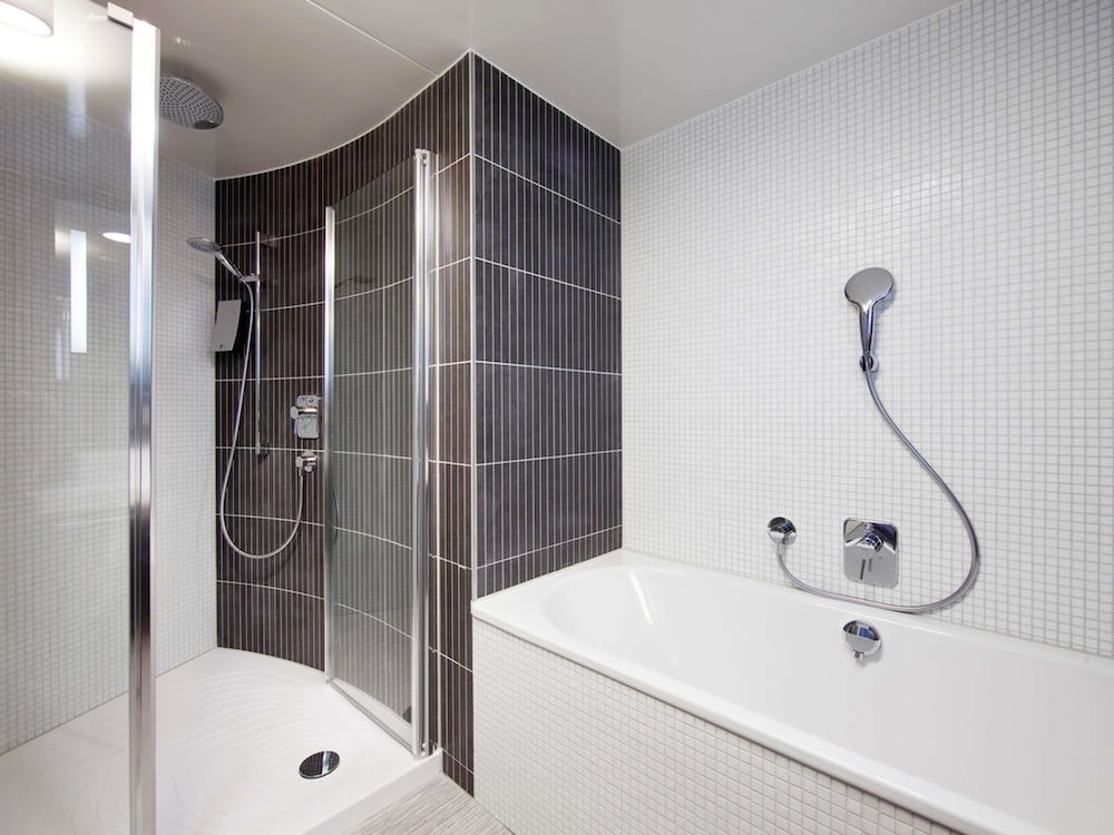 Suite familiar, varias camas del hotel Novotel Suites Paris Issy Les Moulineaux. Foto 7