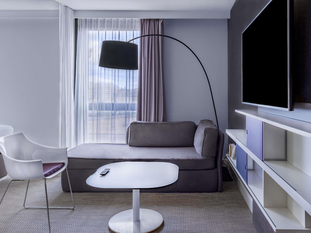 Suite estándar, 1 cama doble con sofá cama del hotel Novotel Suites Paris Issy Les Moulineaux. Foto 2