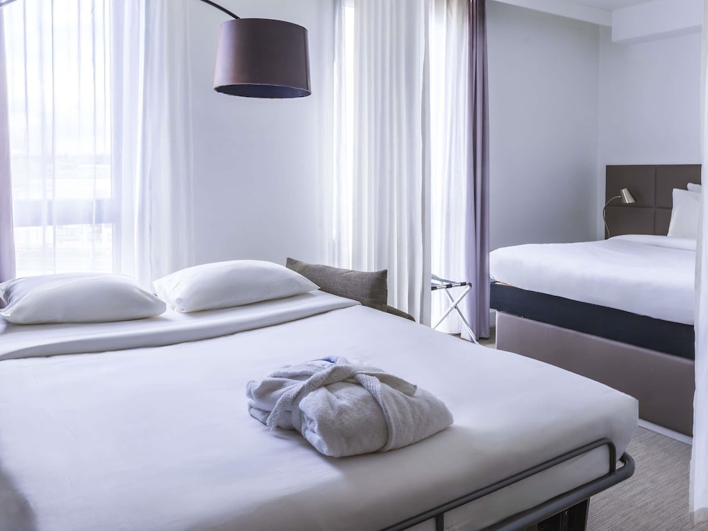 Habitación ejecutiva, 1 cama de matrimonio del hotel Novotel Suites Paris Issy Les Moulineaux. Foto 3
