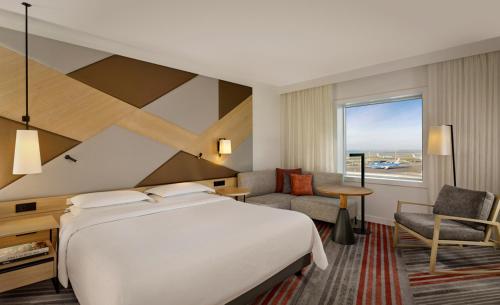 Habitación con cama extragrande y acceso al club lounge del hotel Sheraton Amsterdam Airport and Conference Center