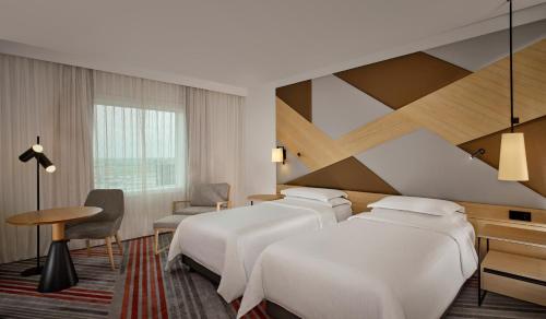 Deluxe Twin Room with Two Twin Beds and Airport View del hotel Sheraton Amsterdam Airport and Conference Center
