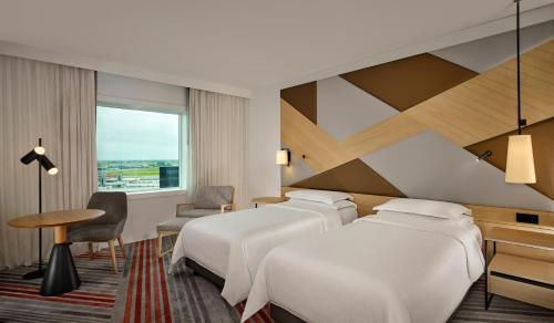 Deluxe Twin Room with Two Twin Beds and Airport View del hotel Sheraton Amsterdam Airport and Conference Center. Foto 1