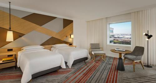 Deluxe Twin Room with Two Twin Beds and Airport View del hotel Sheraton Amsterdam Airport and Conference Center. Foto 2