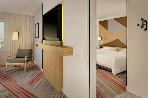Habitación Familiar Comunicada con vistas al aeropuerto del hotel Sheraton Amsterdam Airport and Conference Center. Foto 2