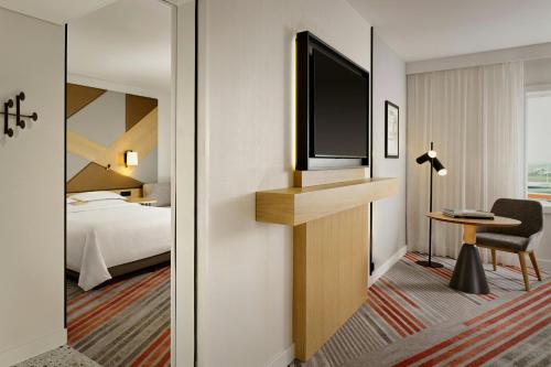 Habitación Familiar Comunicada con vistas al aeropuerto del hotel Sheraton Amsterdam Airport and Conference Center. Foto 3