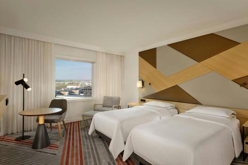 Habitación Familiar Comunicada con vistas al aeropuerto del hotel Sheraton Amsterdam Airport and Conference Center. Foto 4