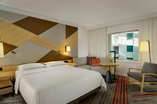 Habitación con cama extragrande y acceso al club lounge del hotel Sheraton Amsterdam Airport and Conference Center