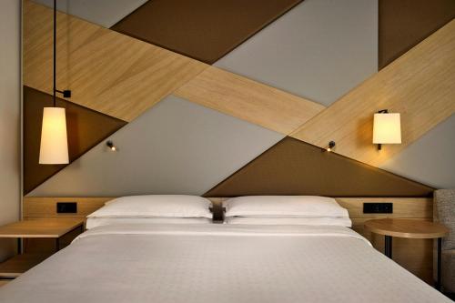 Habitación con cama extragrande y acceso al club lounge del hotel Sheraton Amsterdam Airport and Conference Center. Foto 1