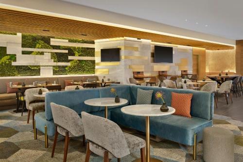 Habitación con cama extragrande y acceso al club lounge del hotel Sheraton Amsterdam Airport and Conference Center. Foto 9