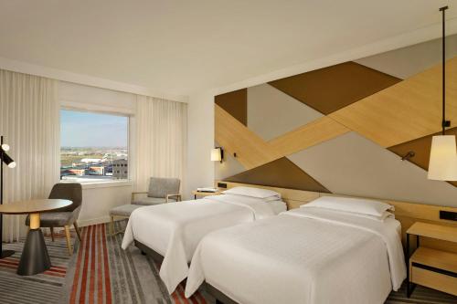 Deluxe Twin Room with Two Twin Beds and Airport View del hotel Sheraton Amsterdam Airport and Conference Center. Foto 4
