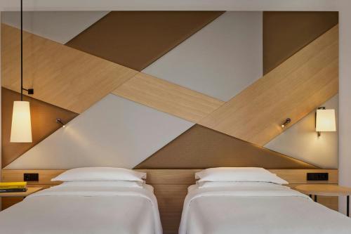 Deluxe Twin Room with Two Twin Beds and Airport View del hotel Sheraton Amsterdam Airport and Conference Center. Foto 5
