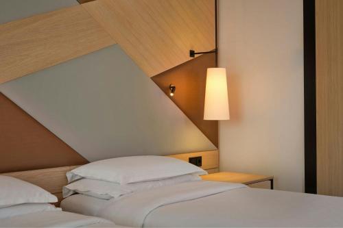 Deluxe Twin Room with Two Twin Beds and Airport View del hotel Sheraton Amsterdam Airport and Conference Center. Foto 6