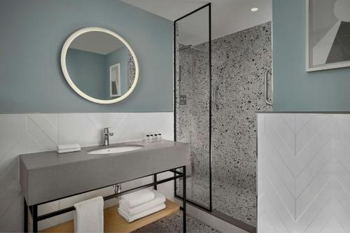 Deluxe Twin Room with Two Twin Beds and Airport View del hotel Sheraton Amsterdam Airport and Conference Center. Foto 8