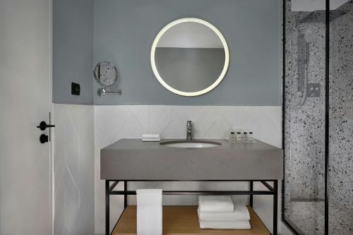 Deluxe Twin Room with Two Twin Beds and Airport View del hotel Sheraton Amsterdam Airport and Conference Center. Foto 9