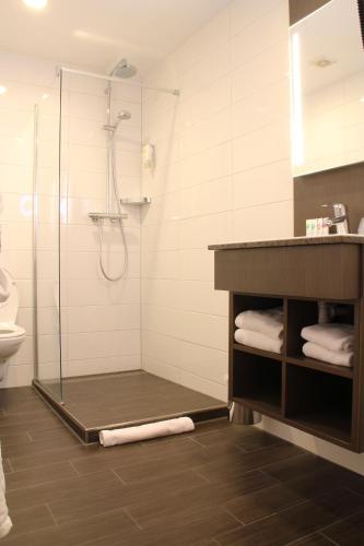 Habitación Deluxe con cama extragrande del hotel Avenue. Foto 7