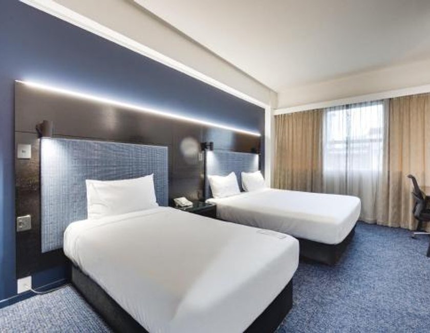 Habitación Estándar con cama extragrande y cama individual del hotel Mercure Wellington Abel Tasman. Foto 9
