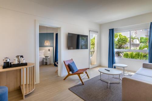 Suite Deluxe con vistas al mar del hotel Barceló Fuerteventura Royal Level Family Club. Foto 4