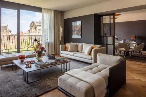 Suite Royal con vistas a la presa del hotel Anantara Grand Hotel Krasnapolsky Amsterdam. Foto 1
