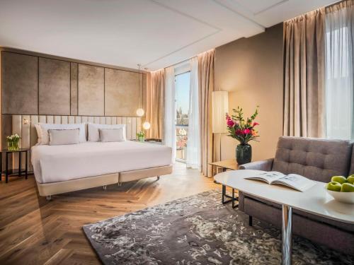 Habitación Grand Premium con cama supletoria del hotel Anantara Grand Hotel Krasnapolsky Amsterdam. Foto 3